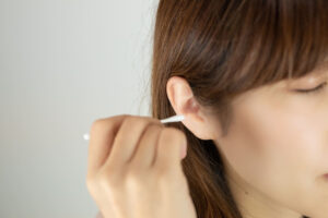 耳掃除をしている女性
