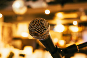 マイクのキーンという音