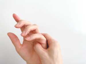 手のツボを押している様子
