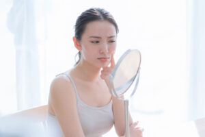 肌悩みを抱える女性