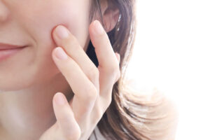 スキンケアを行う女性