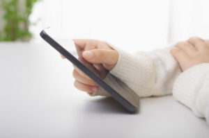 スマホを操作する女性の手元
