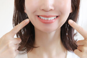 口角を上げた女性の口元