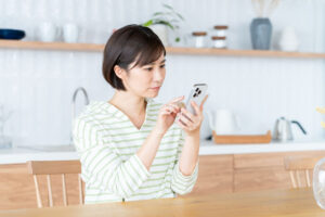 スマホを操作する女性