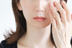 目の下のたるみを気にする女性