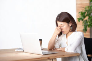 スマホ首により眼精疲労を訴える女性