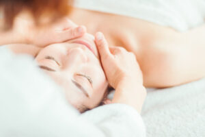 フェイシャルエステを受ける様子