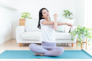 ストレッチをする女性