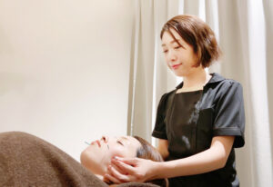 HBL広島整体院&美容鍼での施術の様子